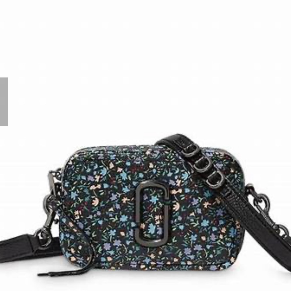 MARC JACOBS
The Softshot 17 Ditsy Floral Crossbody